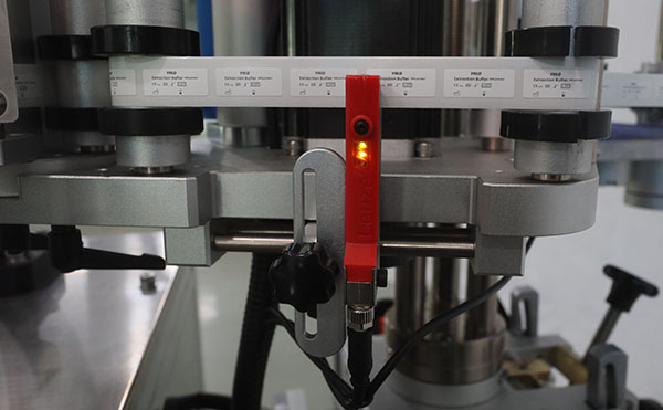 滚贴贴标机,贴标机,全自动贴标机