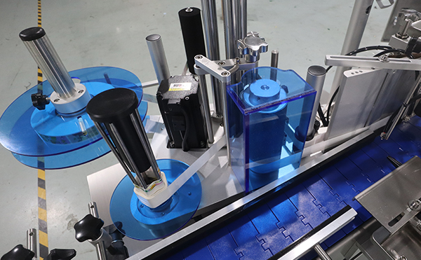 滤芯器贴标机,贴标机,圆瓶贴标机