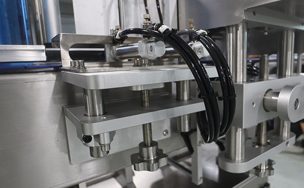 不干胶贴标机,自动贴标机,全自动贴标机