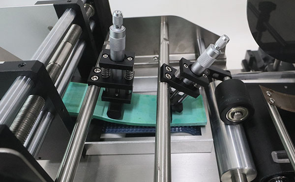 盒子平面贴标机,贴标机设备,平面贴标机