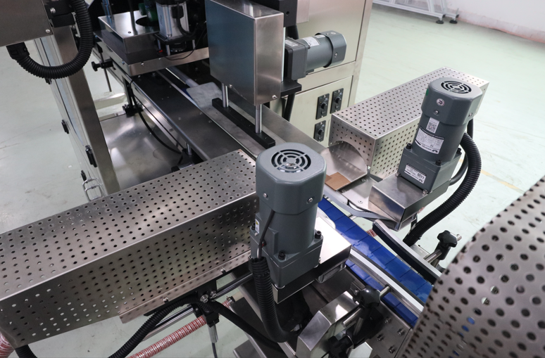 饮料瓶套标机,佼佼者套标机,全自动套标机