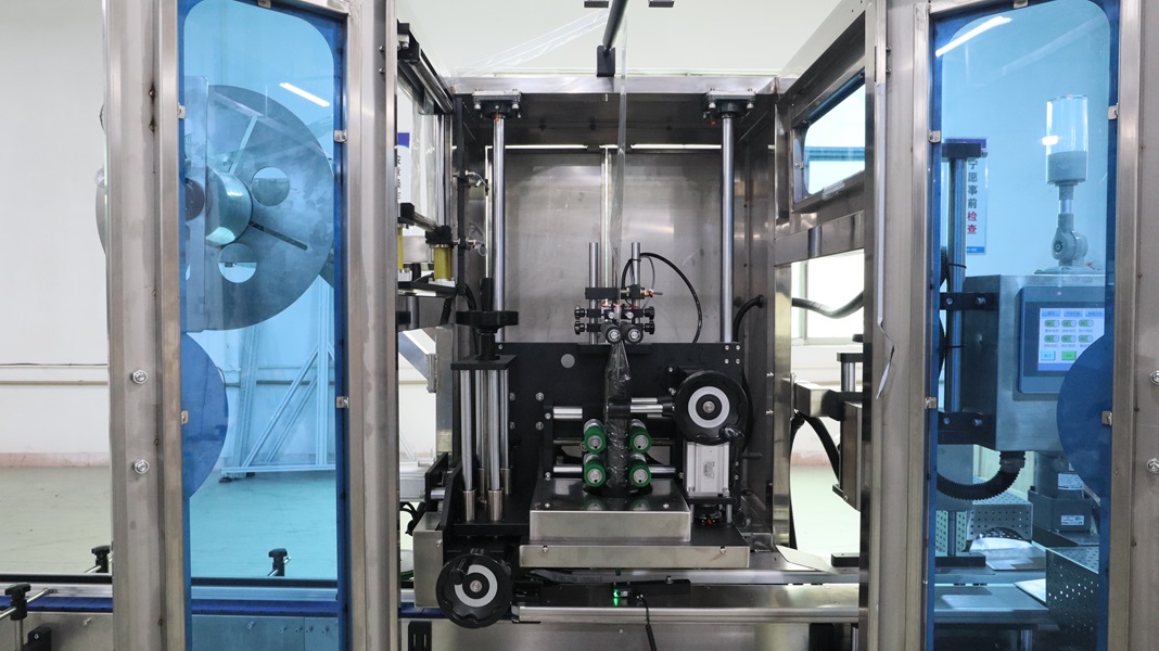 矿泉水瓶口套标机,瓶口套标机,全自动套标机生产厂家,佼佼者自动化