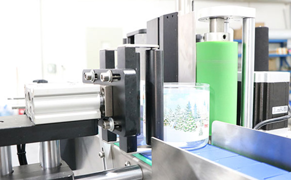 在现代生产线上，全自动圆瓶贴标机因其高效、精准的性能，成为众多企业的首选。今天，就让我们用一分钟的时间，快速了解这款设备的适用范围和操作流程。