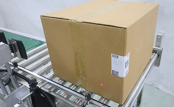 在线打印贴标机,打印贴标机设备,打印贴标机,佼佼者自动化