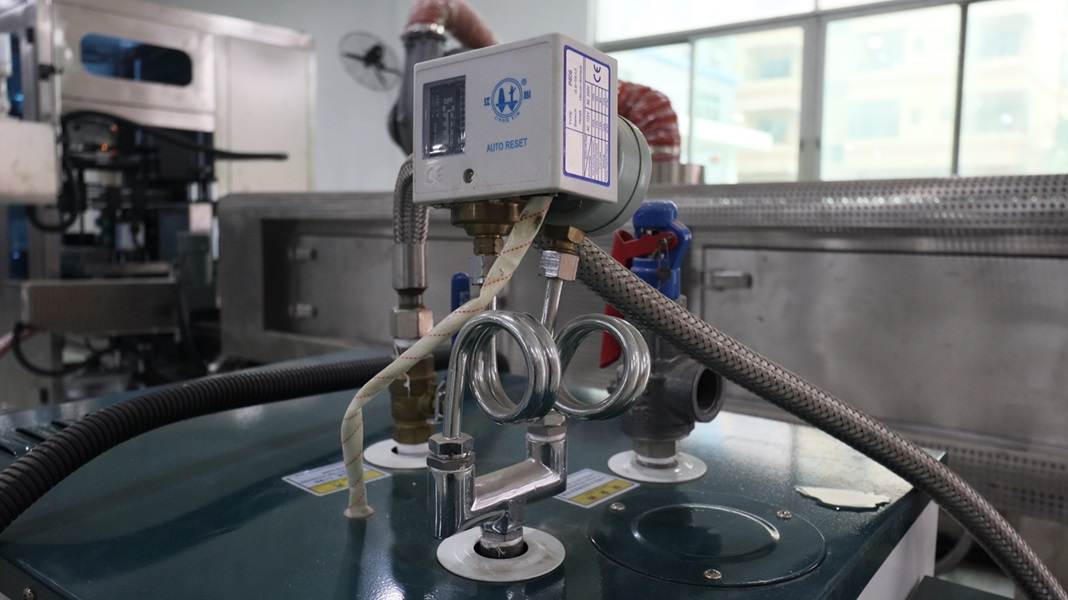 塑料瓶套标机,套标机厂家,佼佼者套标机