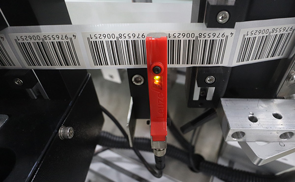 保护膜双面贴标机,双面贴标机,贴标机生产厂家,佼佼者自动化