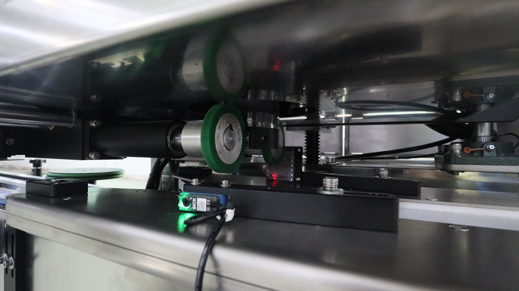 果汁饮料套标机,饮料自动套标机,套标机厂家,佼佼者