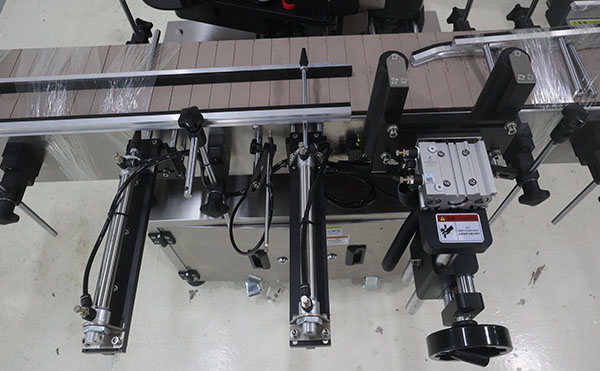 多标头卷膜贴标机,多标头贴标机,贴标机厂家