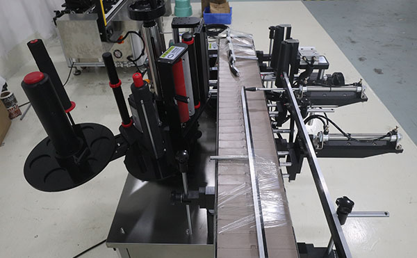 液体袋不干胶贴标机,不干胶贴标机,贴标机厂家,佼佼者