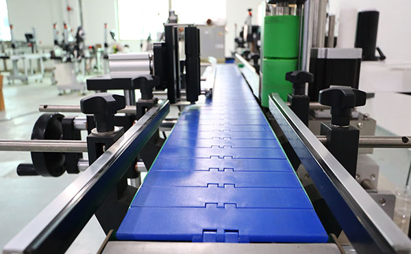 全自动圆瓶贴标机,圆瓶贴标设备,佼佼者贴标机生产厂家